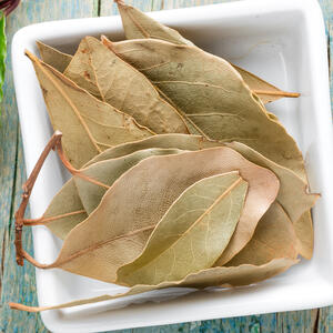 Добавляем лавровый лист