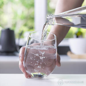 наливает воду 