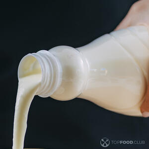 наливает кефир