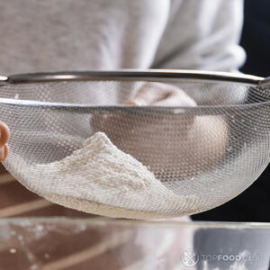 просеивает муку