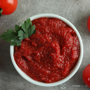 Добавляем томатную пасту