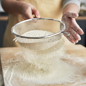 просеивает муку