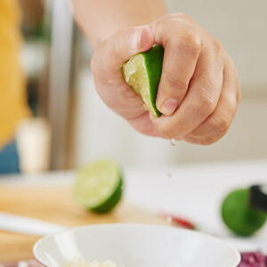 Поливаем соком лайма