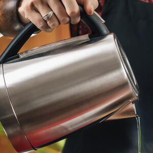 наливает кипяток