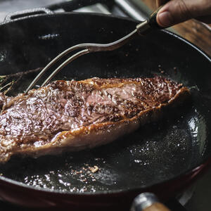 Жарим стейки