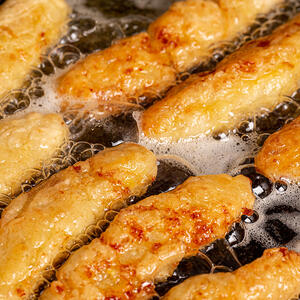 обжаривайте рыбные палочки до золотистого цвета, не более 2-3 штук за один раз