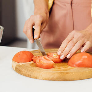 Нарезаем помидоры