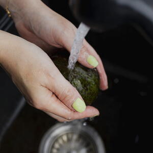 Моем авокадо