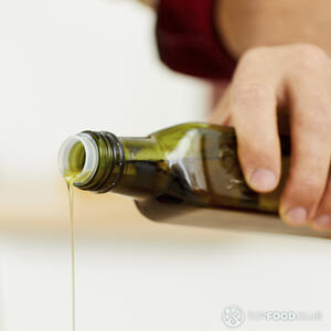 добавляет оливковое масло