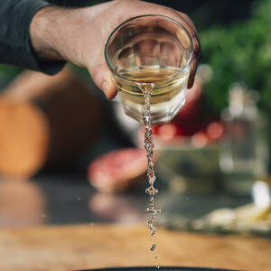 Добавляем вино