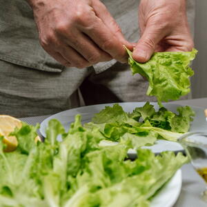 Измельчаем салат