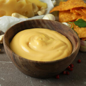 Добавляем сырный соус