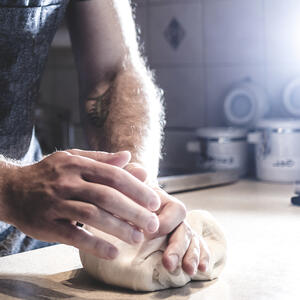 вымешивает тесто