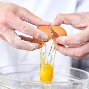 Разбиваем яйцо