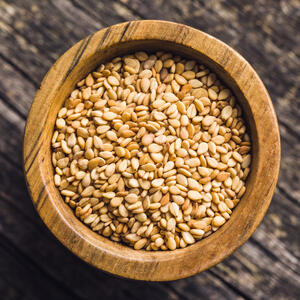 Добавляем семена кунжута