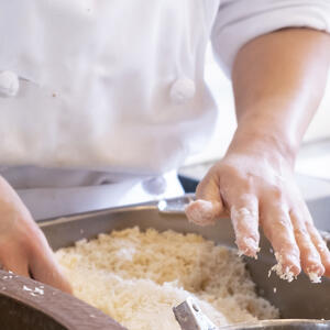 Каждую рыбную палочку обваляйте сначала в яйцах, потом в сухарях