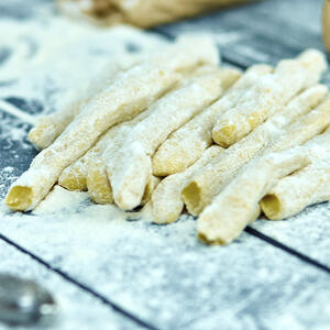 Нарежьте тесто ножом на полоски размером 10х2 см