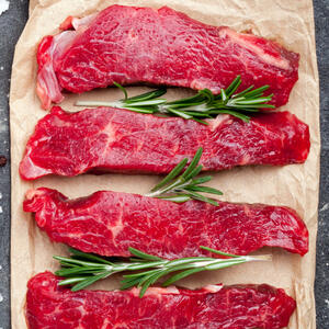 Нарезаем говядину