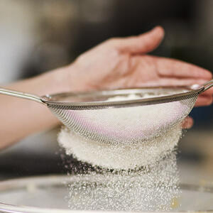 просеивает муку