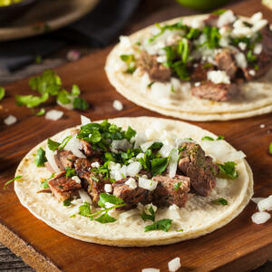 Кладем мясо на тако