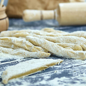  Закрутите палочки спирально по длине. 