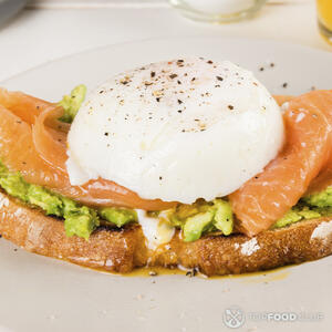 на рыбу положите яйцо пашот, посыпьте черным перцем и подавайте к столу.