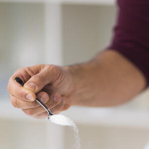 добавляет сахар