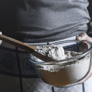 добавляет муку