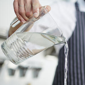 наливает воду