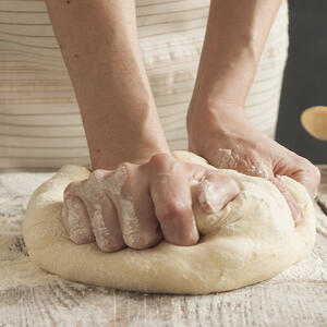 замешивает тесто