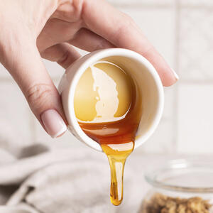 наливает мёд