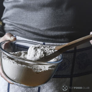 добавляет муку