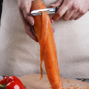 чистит морковь