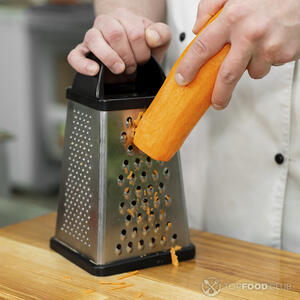 трёт на тёрке морковь