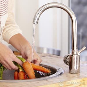 моет морковь