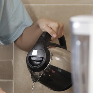 наливает кипяток