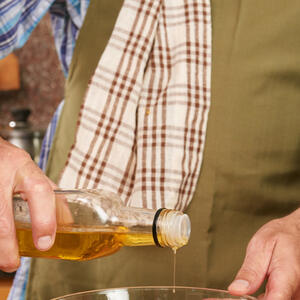 наливает масло