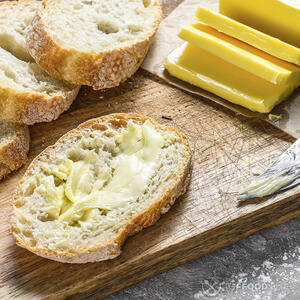 Ломтики багета в 1,5 см толщиной смажьте сливочным маслом