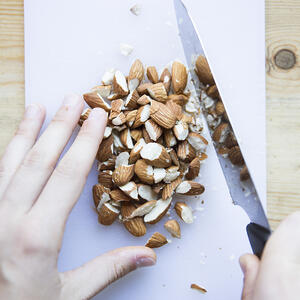 измельчает миндаль