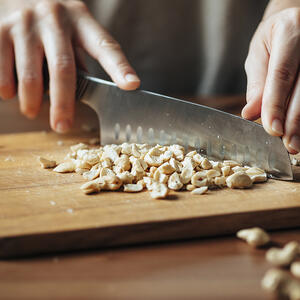 измельчает кешью