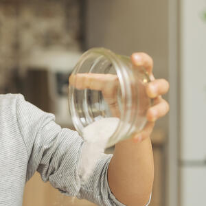 насыпает сахар