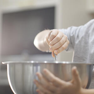 перемешивает