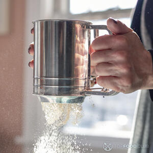 просеивает муку