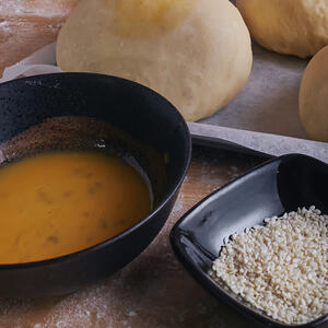  посыпьте кунжутом.