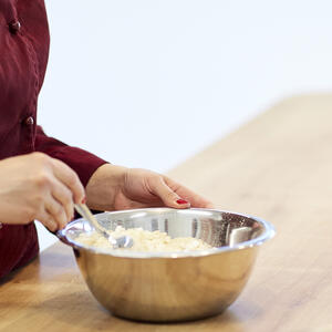 перемешивает