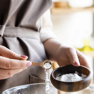 добавляет разрыхлитель