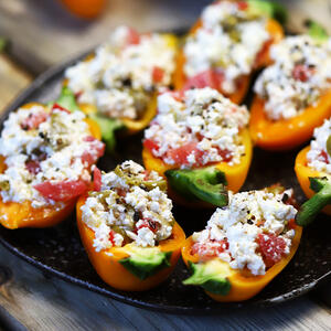 посыпьте свежемолотым черным перцем и подавайте блюдо на стол.