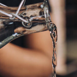 наливает воду