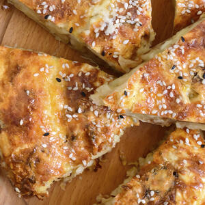 Готовому пирогу дайте немного остыть, нарежьте на порционные кусочки и подайте на стол.