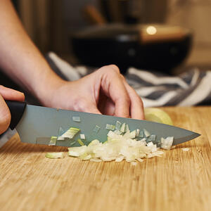 нарезает лук